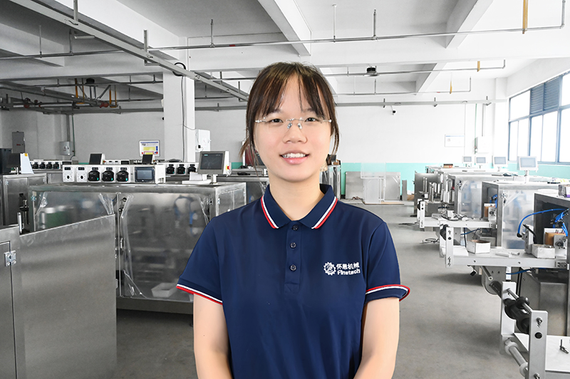 Mia, responsable commerciale chez Finetech : une solution sur mesure de remplissage d'ampoules en plastique, spécialement conçue pour vous
