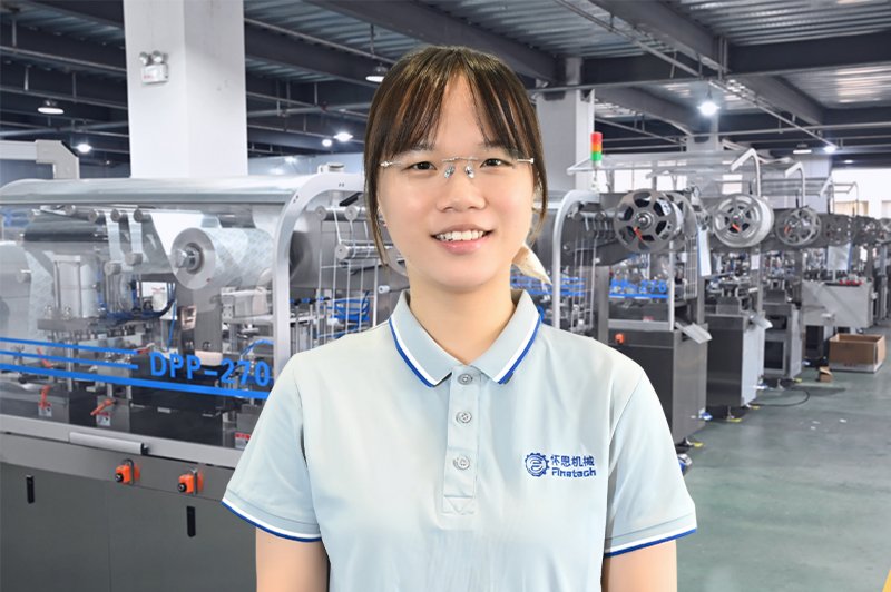 Mia, Vertriebsleiterin bei Finetech, steht in der Fabrik für Blisterverpackungsmaschinen