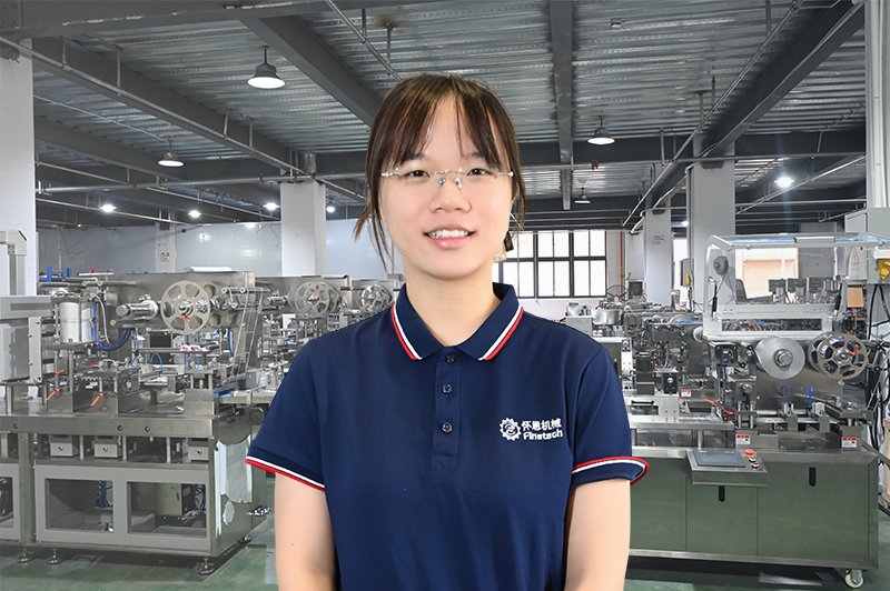 Mia, Vertriebsleiterin bei Finetech, steht in der Fabrik für Blisterverpackungsmaschinen 1