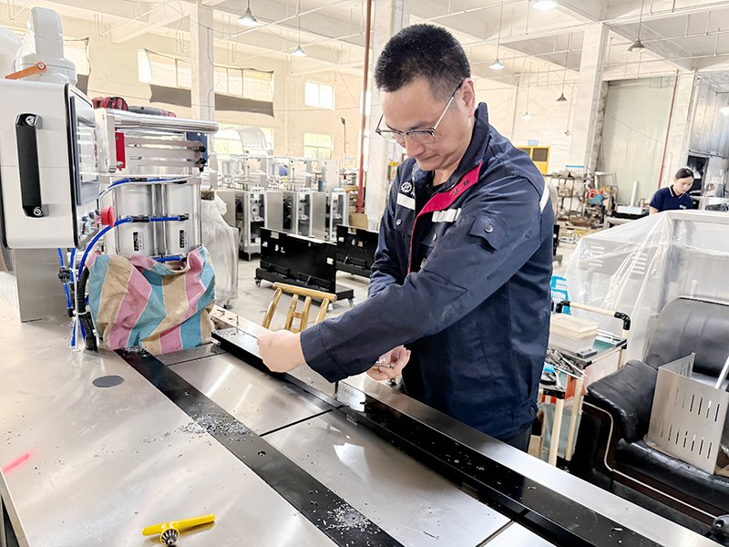 Die Techniker von Finetech führen eine Fehlerbehebung an einer Blisterverpackungsmaschine durch