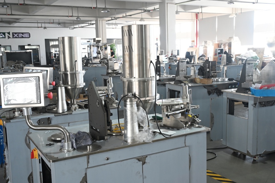 Yarı Otomatik Kapsül Dolum Makinesi Fabrika Atölyesi