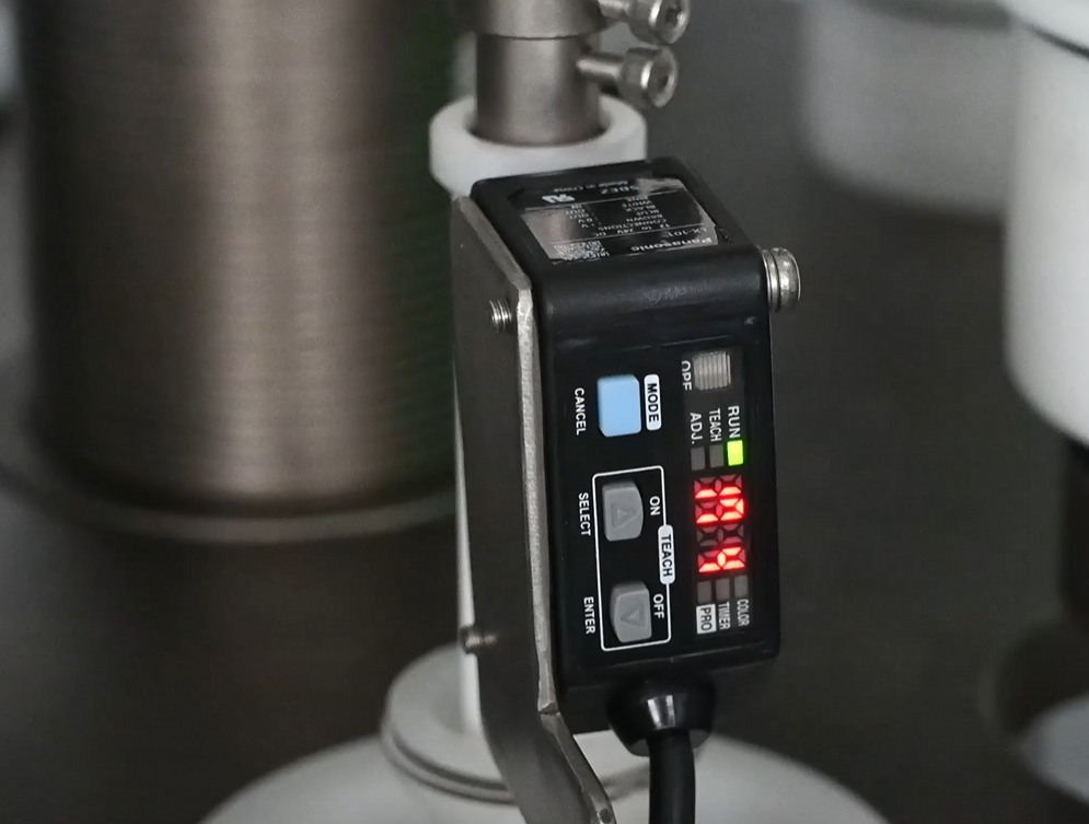 Vision inspection system helps empty tubes move to the correct position