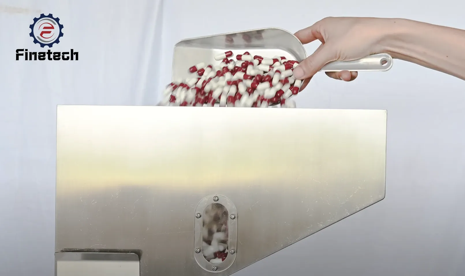 What is a Semi-Automatic Capsule Filling Machine? 4 put-empty-capsules-into-the-tray