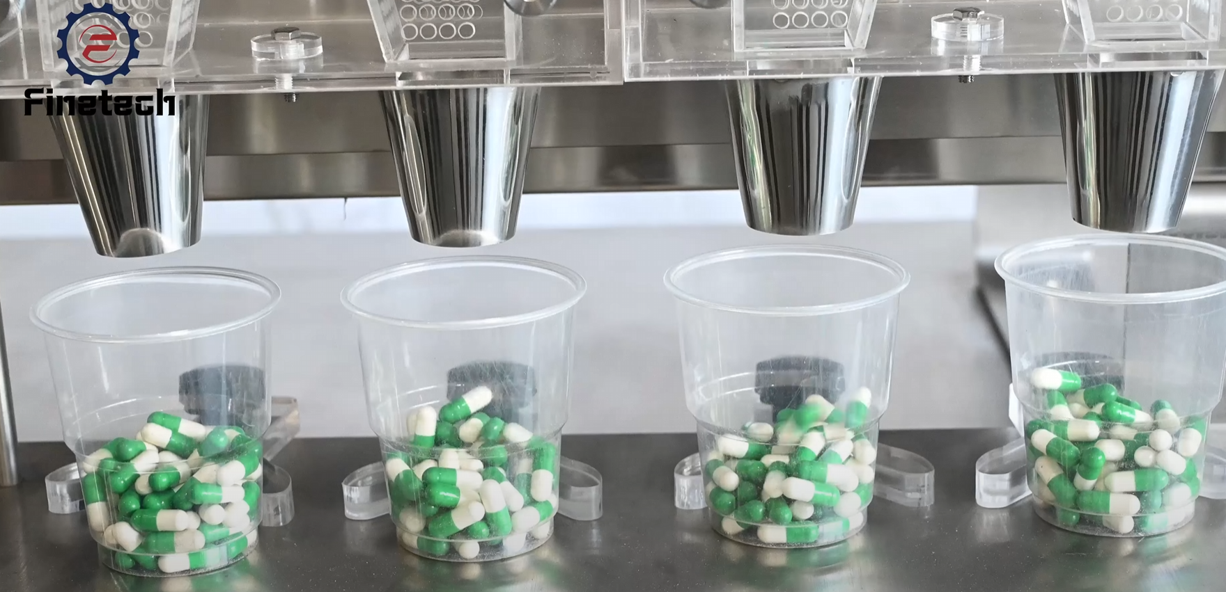 Qualified-capsules-are-put-into-bottles