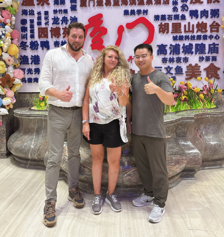 Tony Tao, director ejecutivo, con clientes de Europa Occidental