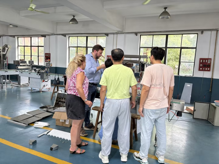 Клиенты осматривают упаковочное оборудование Finetech