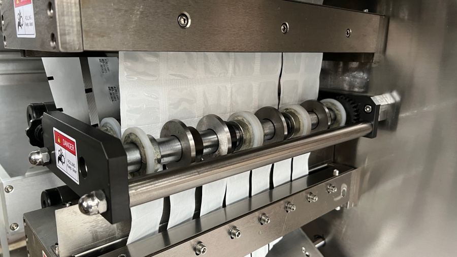 Cutting unit in tablet packing machine