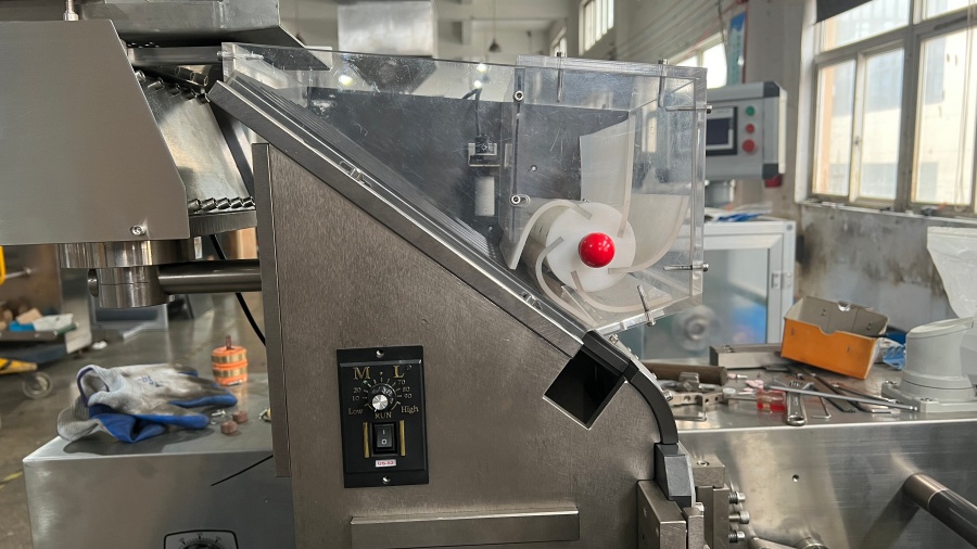 Feeder system in tablet packing machine