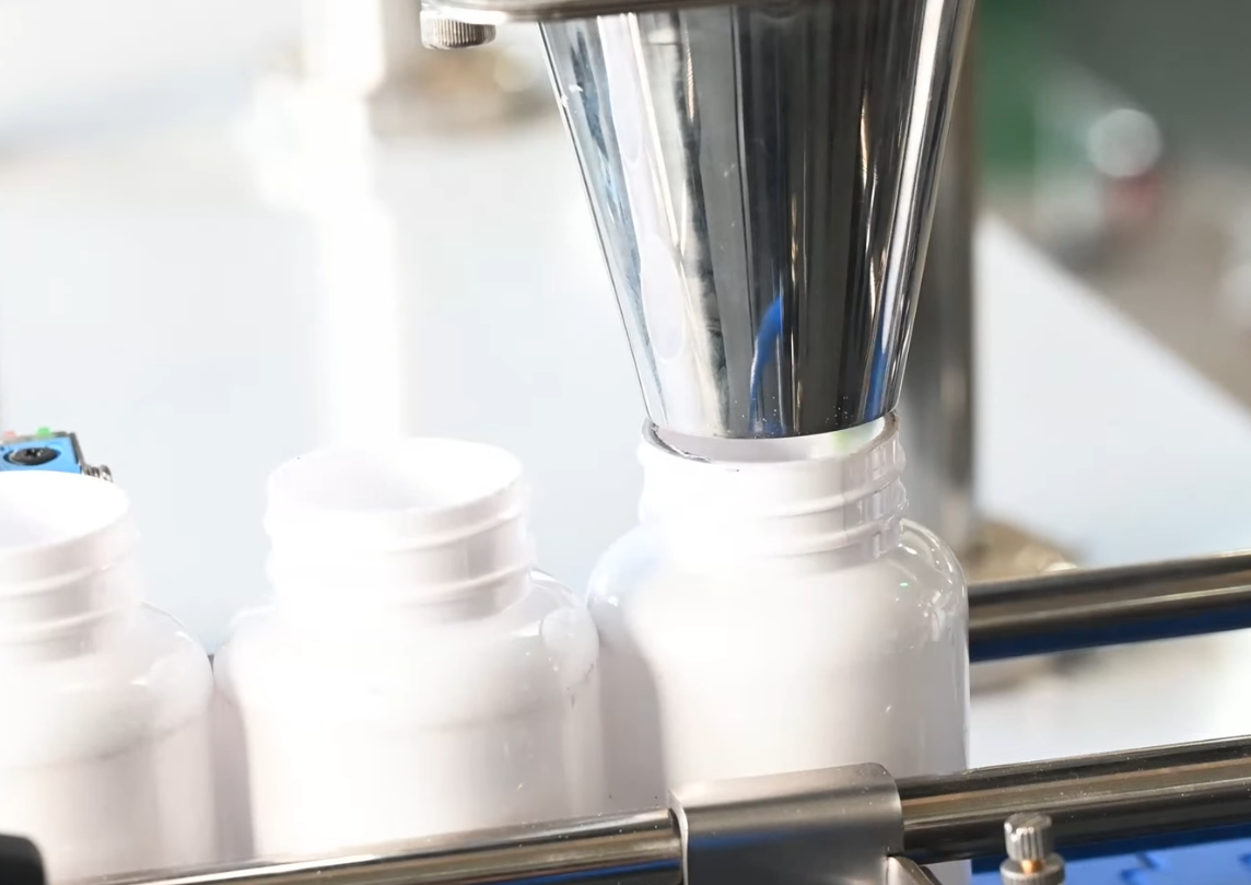 Die Flaschen mit Kapseln befüllen