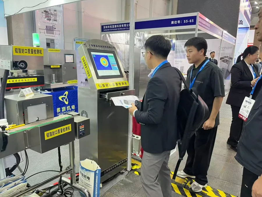 Finetech nimmt an der 67. (Herbst 2025) Chinesischen Nationalen Pharmamaschinenmesse 3 teil Finetech-CEO Tony Tao stellt den Kunden die Produkte von Finetech vor.