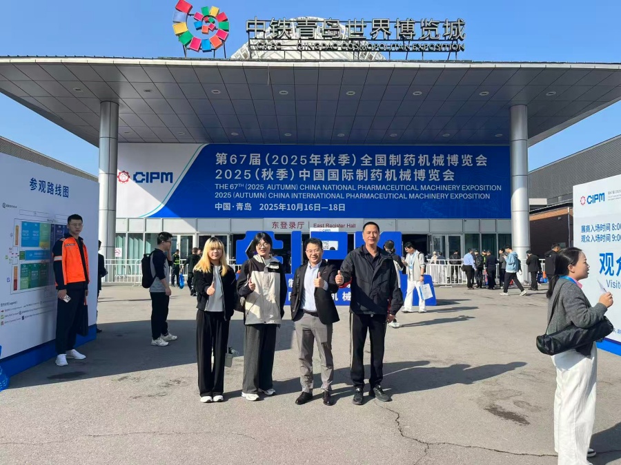 Finetech teams' photo at the Qingdao Pharmaceutical Machinery Expo