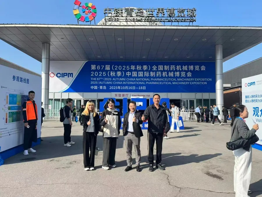 Finetech Participates in The 67th (2025 Autumn) China National Pharmaceutical Machinery Exposition 7 Photo des équipes de Finetech au salon des machines pharmaceutiques de Qingdao
