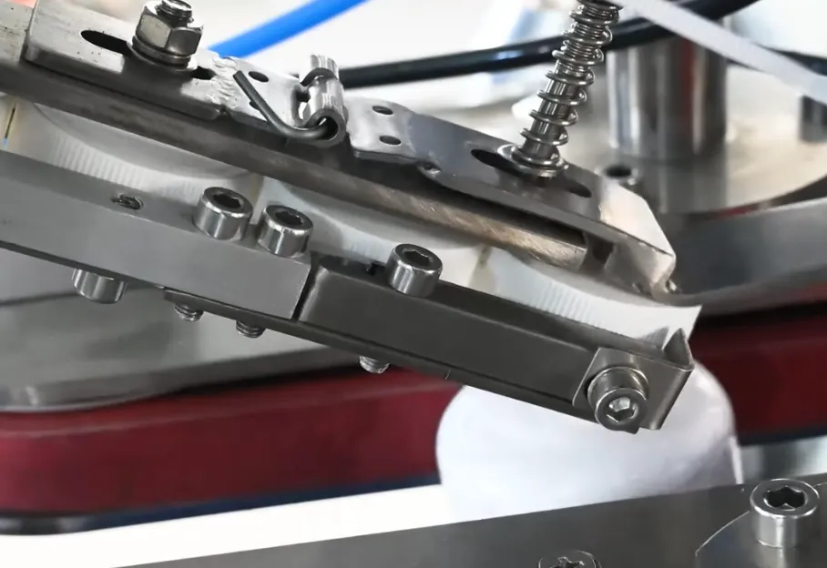 La máquina gira para cerrar la tapa.