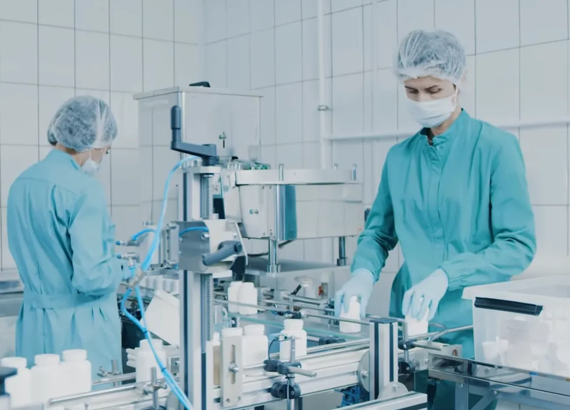 Was ist eine Softgel-Kapselmaschine? 10 Die Mitarbeiter der Qualitätskontrolle überprüfen die Qualität der Weichkapseln.