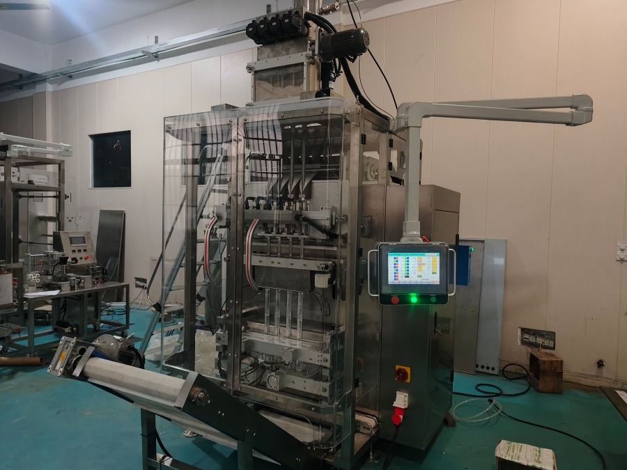 Sachet and pouch packing machine