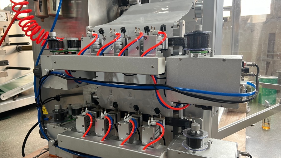 Sealing station in tablet packing machine