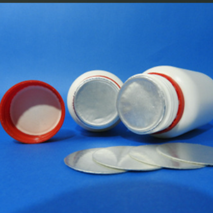 Die Flasche ist endlich versiegelt und etikettiert.