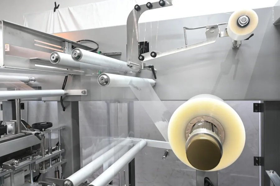 What Is a Cellophane Packaging Machine? Your Complete Guide 3 Dérouleur de film et support d'enroulement