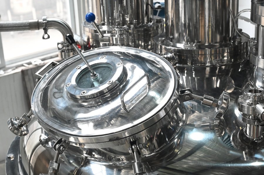 What is a Cosmetic Cream Mixer Machine? 12 Système de vide