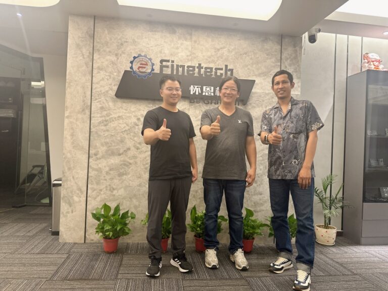 ナロン氏のチームとフィンテックCEOのトニー・タオ氏の集合写真