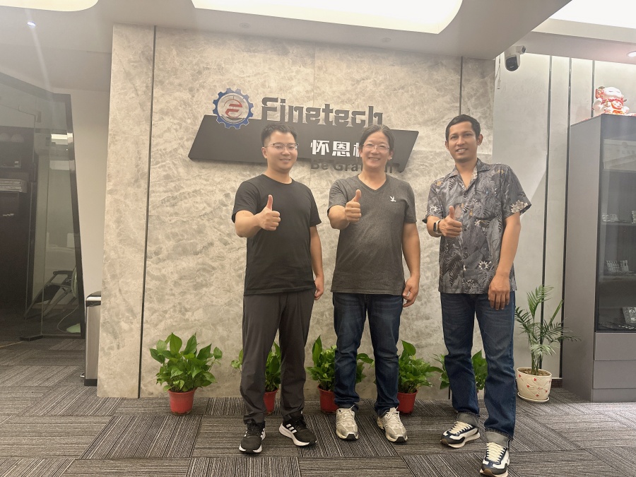 ナロン氏のチームとフィンテックCEOのトニー・タオ氏の集合写真