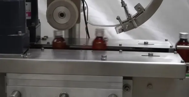 Şişe Paketleme Hattı Nedir? Temel Özellikleri, Uygulamaları ve Ana Bileşenleri 10 Kapaklama ve sızdırmazlık
