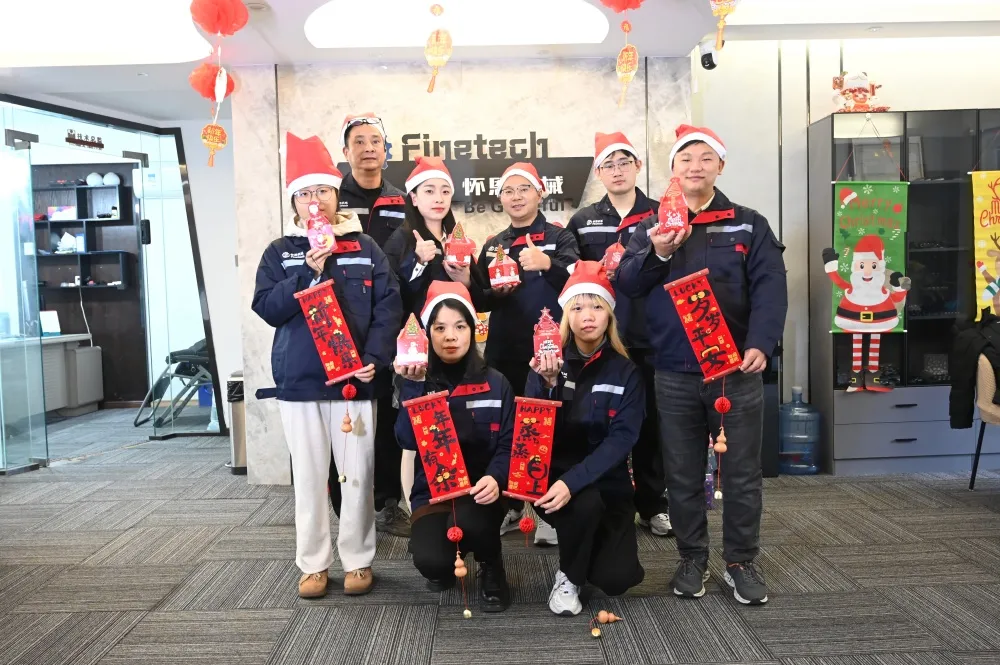 Finetech Wishes Everyone Around The World Merry Christmas and Happy New Year 12 Die Teammitglieder von Finetech feiern die Ankunft von Weihnachten.
