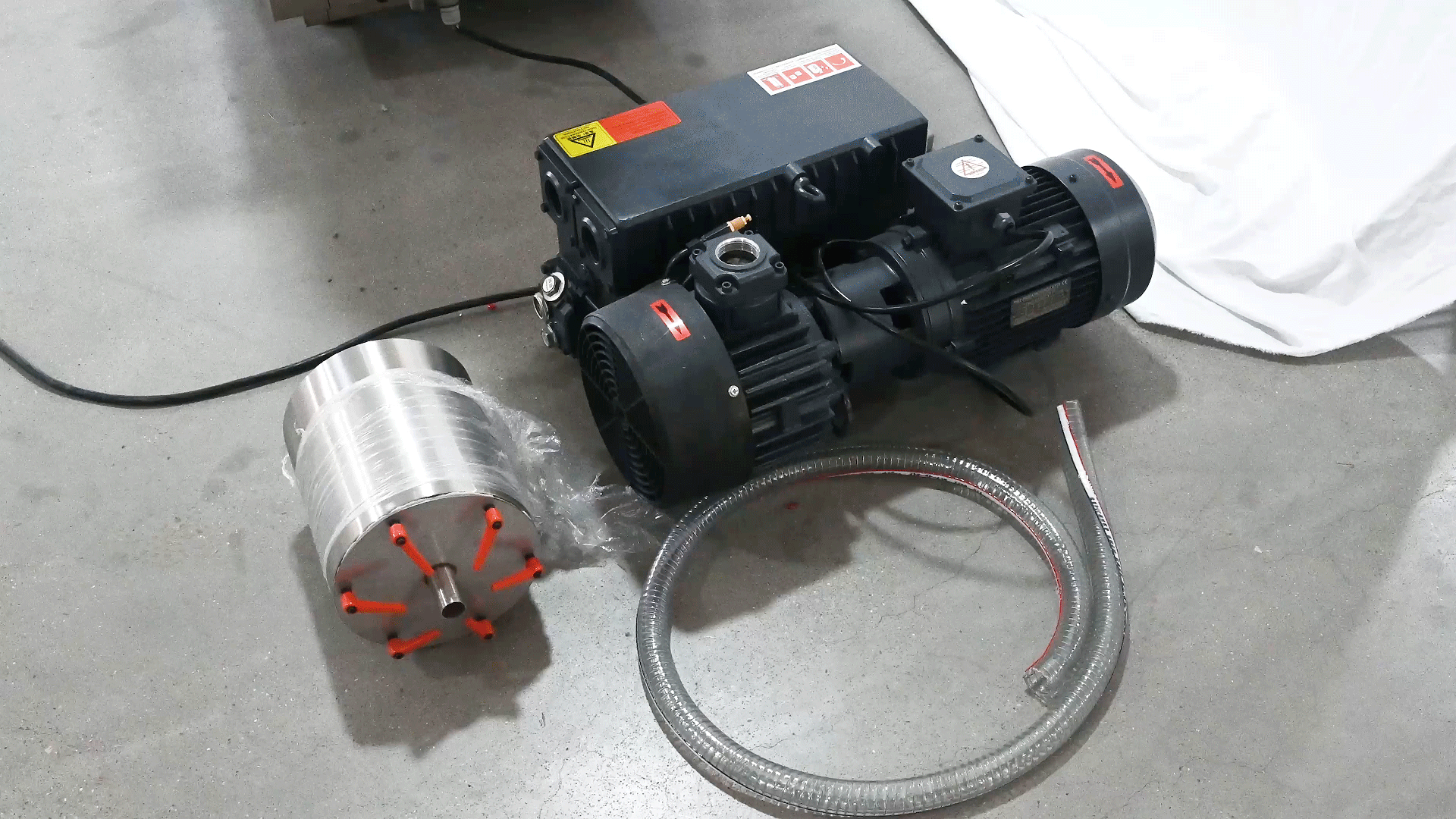 Install-the-vacuum-pump-and-connect-the-power-supply