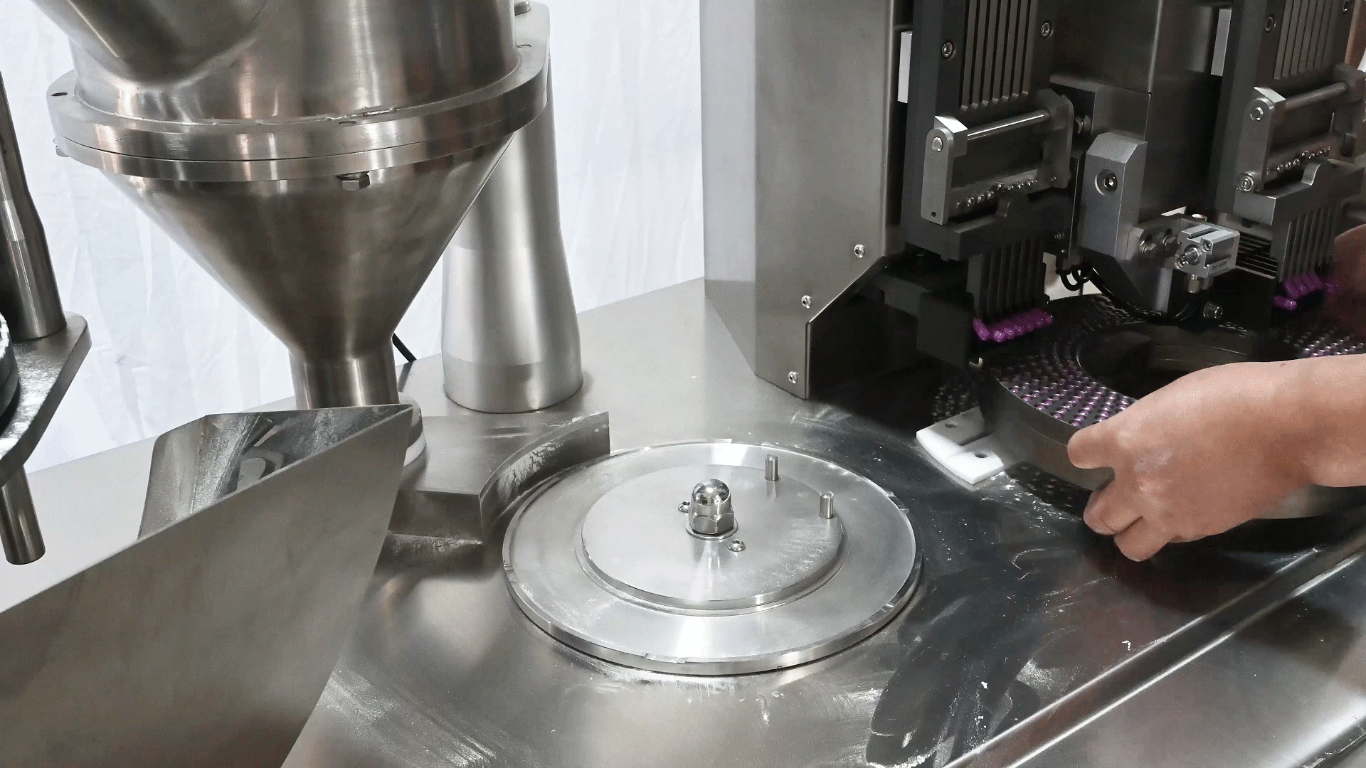 Move capsule tray to powder filling station