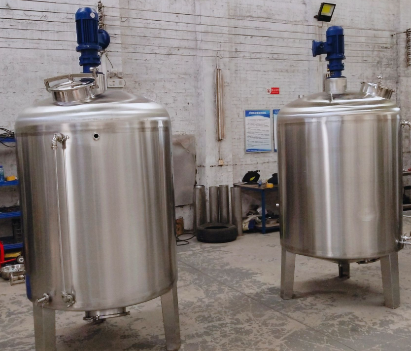 Portable mixing tank