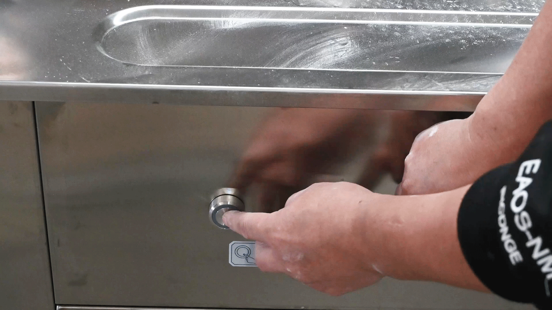 Press sealing button, begin capsule sealing