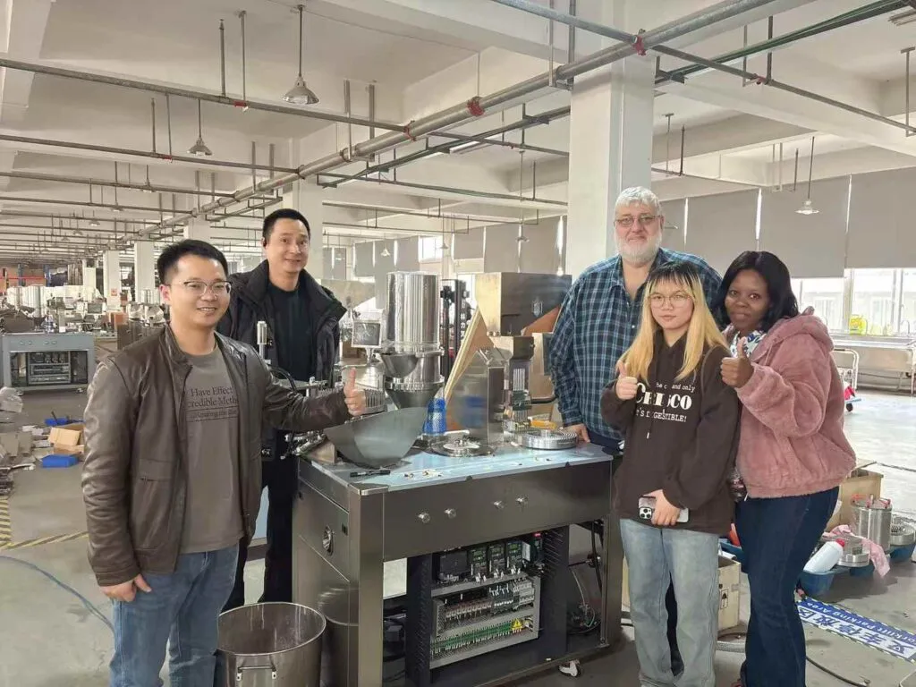 Finetech ofrece a un cliente sudafricano una solución farmacéutica llave en mano a pequeña escala y a medida 1 Foto grupal del equipo de Finetech y clientes.