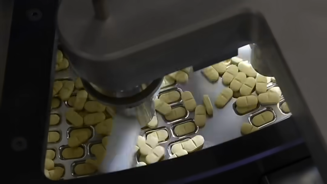 Kapsül ve Tablet Baskı Makineleri: Özellikleri, Çalışma Prensibi ve Türleri (2026 Genel Bakış) 5 Kapsüllerin kalıplara yüklenmesi