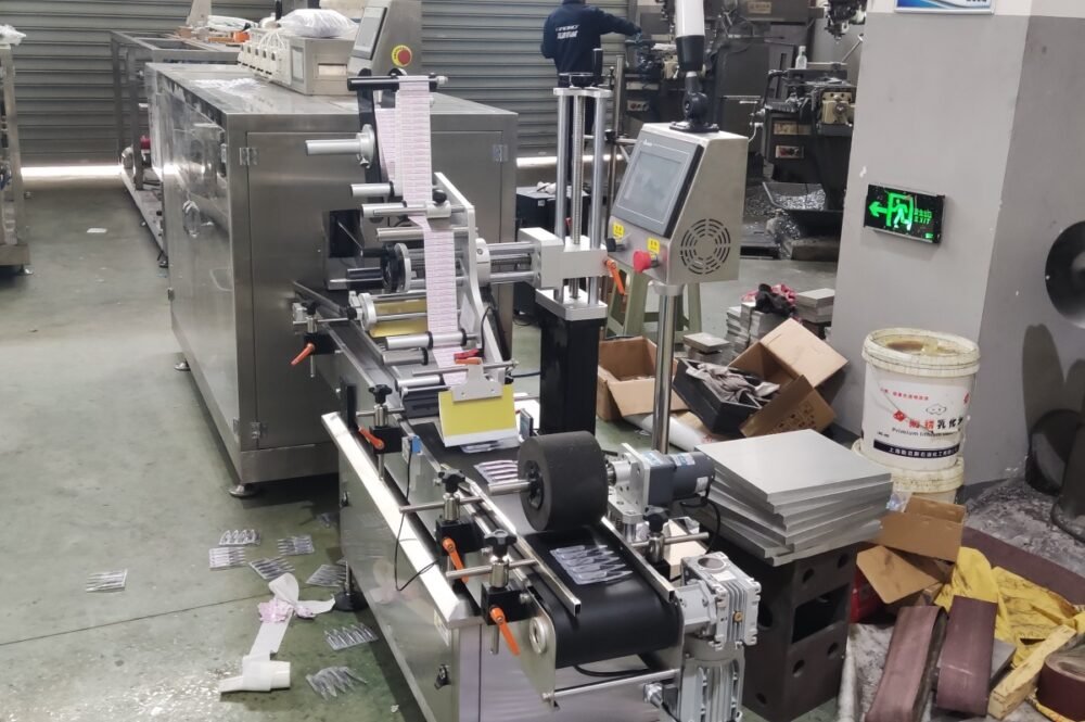 Ligne d'emballage intégrée avec étiqueteuse semi-automatique pour bouteilles plates
