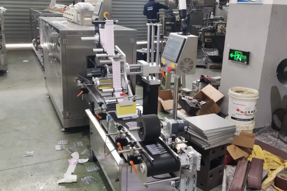 Semi Automatic Flat Bottle Labeling Machine Integrated Packaging Line