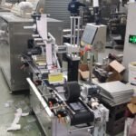 Ligne d'emballage intégrée avec étiqueteuse semi-automatique pour bouteilles plates