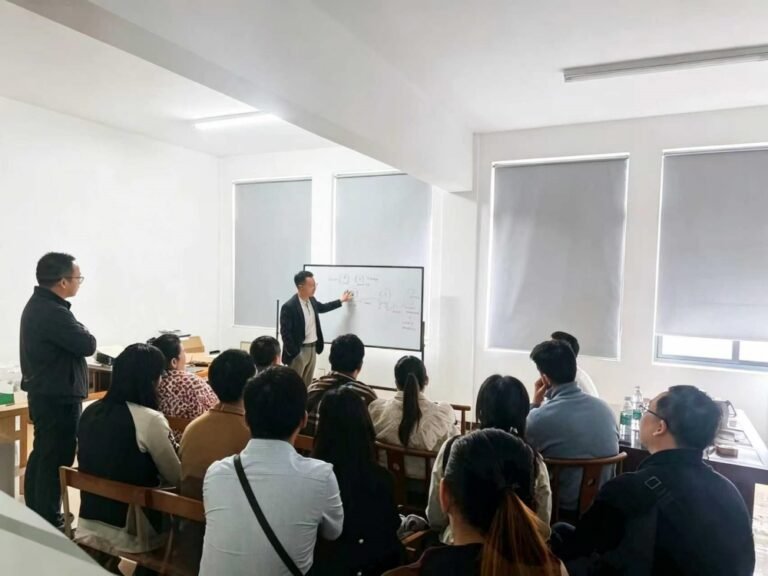 Blog 9 Finetech CEO'su Tony Tao, üretim hattının ayrıntılarını müşterilere yerinde anlattı