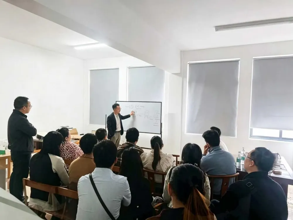 Finetech is Honored to Provide Pharmaceutical Production Line Solutions For Our Cambodian Customer 6 Tony Tao, PDG de Finetech, a expliqué les détails de la ligne de production aux clients présents sur le site.