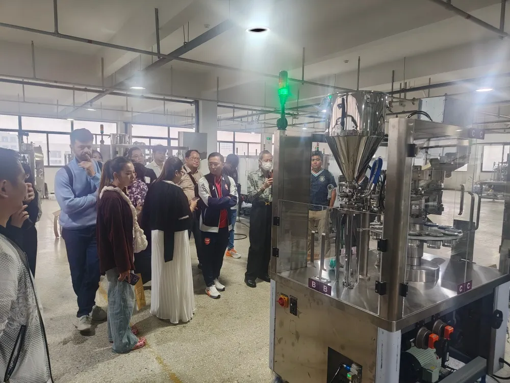 Finetech fühlt sich geehrt, unserem kambodschanischen Kunden Lösungen für pharmazeutische Produktionslinien liefern zu dürfen 3 Das Finetech-Team führt Kunden durch die Fabrik für Rohrverschließmaschinen