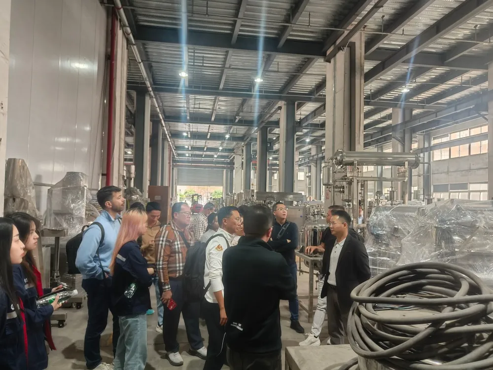 Finetech fühlt sich geehrt, unserem kambodschanischen Kunden Lösungen für pharmazeutische Produktionslinien liefern zu dürfen 4 Das Finetech-Team begleitete den Kunden bei der Besichtigung der Emulgatorfabrik.