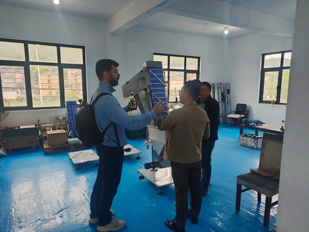 Finetech fühlt sich geehrt, unserem kambodschanischen Kunden Lösungen für pharmazeutische Produktionslinien liefern zu dürfen 5 Das Finetech-Team, zusammen mit der Produktionswerkstatt der Verpackungslinie des Kunden