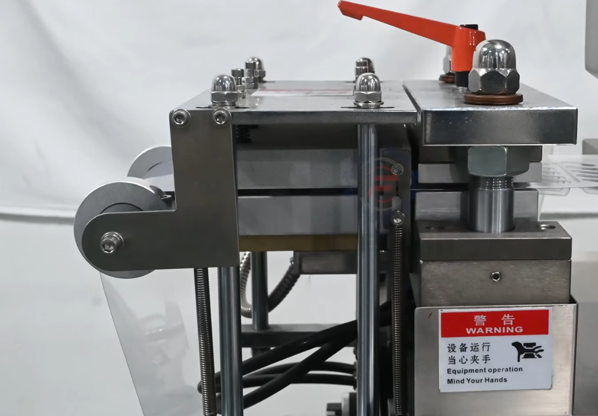 Blisterverpackungsmaschine: Typen, Funktionsweise und Kernkomponenten 11 Die Blisterfolie wird langsam abgezogen und erwärmt.