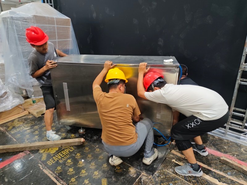 Report on Finetech's Participation in The 2026 Shanghai CPHI Exhibition 3 Exhibition staff are moving Finetech equipment.