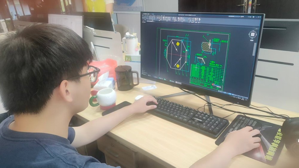 Finetech team of engineers is developing a new generation of easy snap sachet machines.