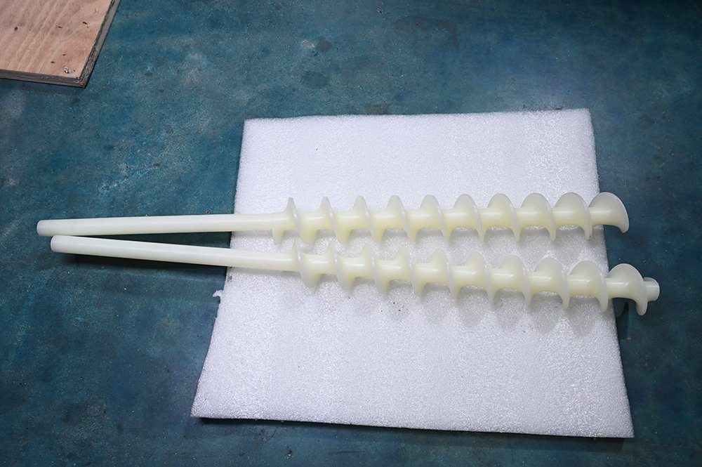 Powder mixing screw