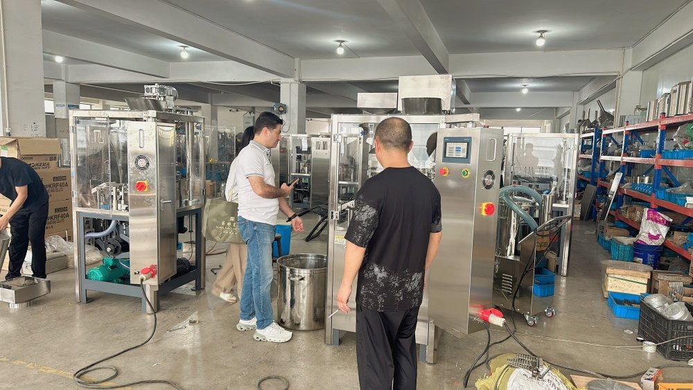 Syrian customers are inspecting NJP-1200 capsule filling machines.